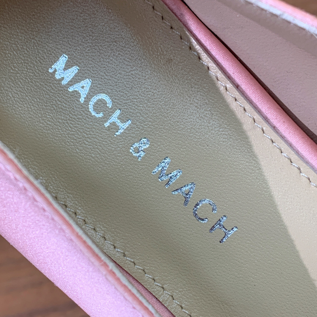 【Mach＆Mach】平底单鞋。可咸可甜，随意搭配，美到极致。鞋面真丝、羊皮内里及垫脚。真皮大底。码数：