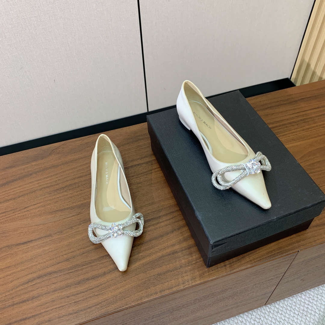 【Mach＆Mach】平底单鞋。可咸可甜，随意搭配，美到极致。鞋面真丝、羊皮内里及垫脚。真皮大底。码数：