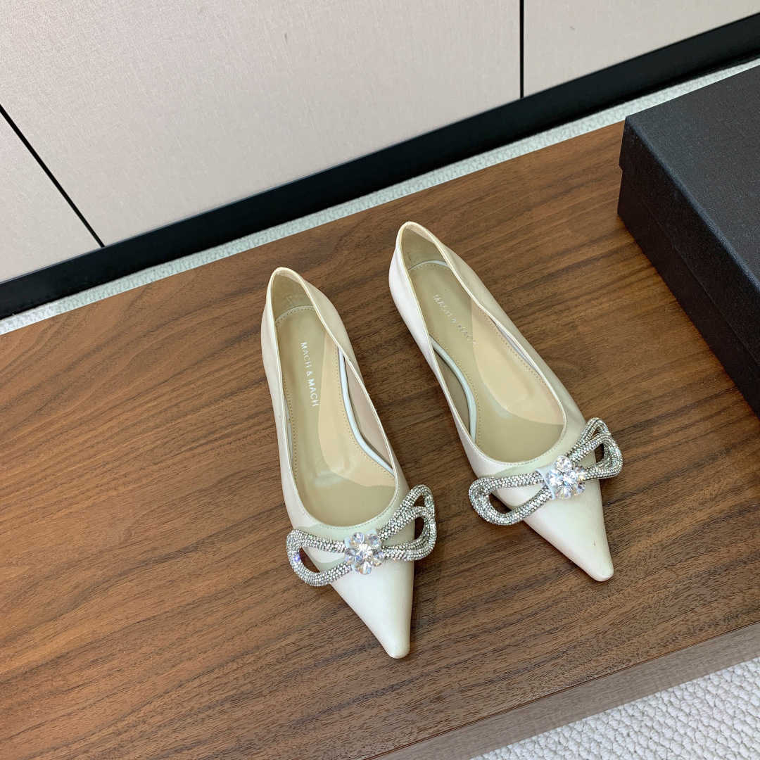 【Mach＆Mach】平底单鞋。可咸可甜，随意搭配，美到极致。鞋面真丝、羊皮内里及垫脚。真皮大底。码数：