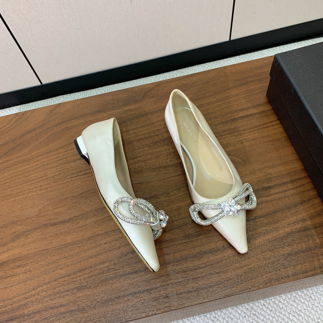 【Mach＆Mach】平底单鞋。可咸可甜，随意搭配，美到极致。鞋面真丝、羊皮内里及垫脚。真皮大底。码数：