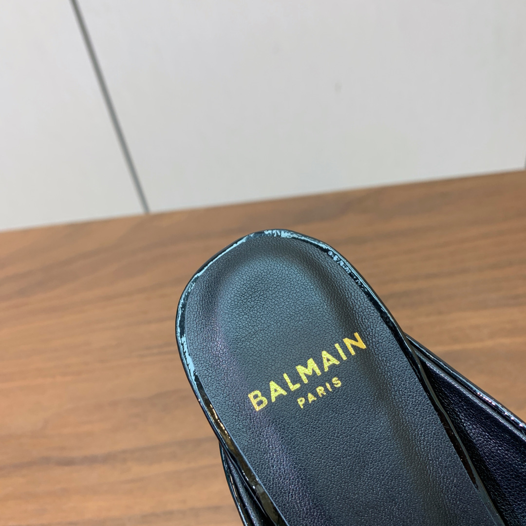 【Bal*ain】链条高跟半鞋。愈发別致出众，无敌气场、无敌好看。材质：鞋面漆皮、牛皮。羊皮垫脚。意大利