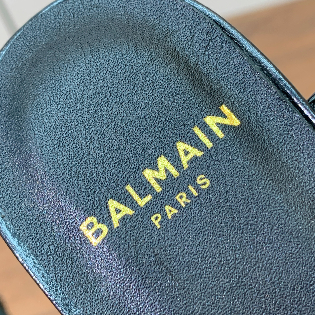 【Bal*ain】链条高跟凉鞋。愈发別致出众，无敌气场、无敌好看。材质：鞋面牛皮。羊皮垫脚。意大利真皮大