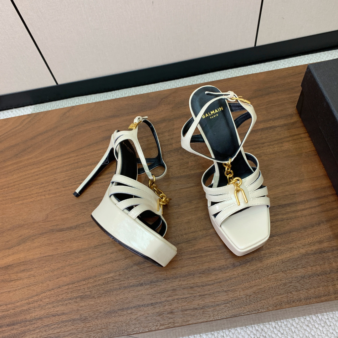 【Bal*ain】链条水台凉鞋。愈发別致出众，无敌气场、无敌好看。材质：鞋面羊京、油蜡皮。羊皮垫脚。意大