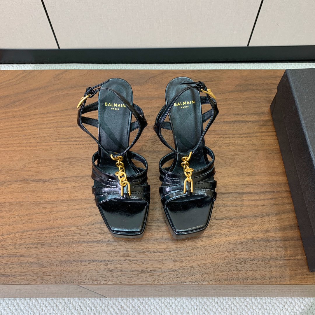 【Bal*ain】链条水台凉鞋。愈发別致出众，无敌气场、无敌好看。材质：鞋面羊京、油蜡皮。羊皮垫脚。意大