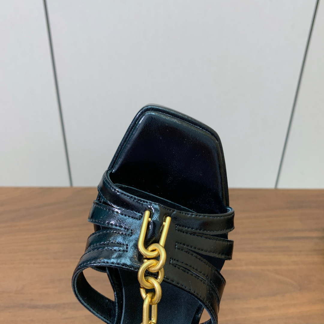 【Bal*ain】链条水台凉鞋。愈发別致出众，无敌气场、无敌好看。材质：鞋面羊京、油蜡皮。羊皮垫脚。意大
