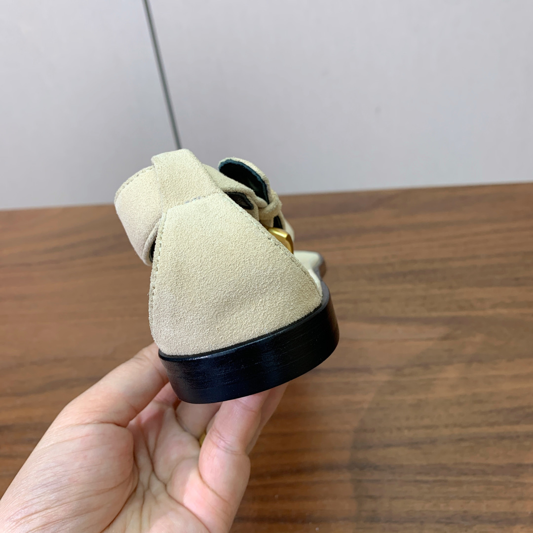 【Bal*ain】平底凉鞋。简约大气，鞋面羊京、牛皮。羊皮垫脚。意大利真皮大底。码数: 35-42（40