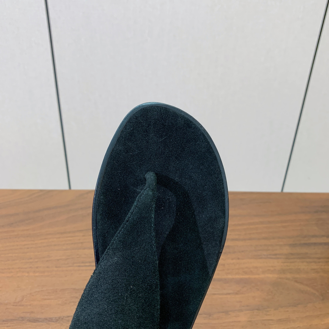 【Bal*ain】平底凉鞋。简约大气，鞋面羊京、牛皮。羊皮垫脚。意大利真皮大底。码数: 35-42（40
