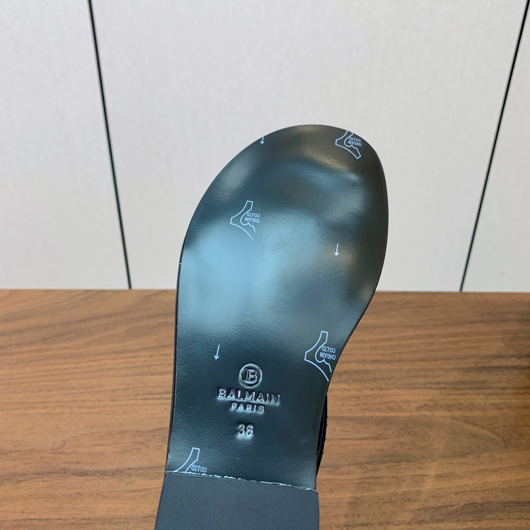 【Bal*ain】平底凉鞋。简约大气，鞋面羊京、牛皮。羊皮垫脚。意大利真皮大底。码数: 35-42（40