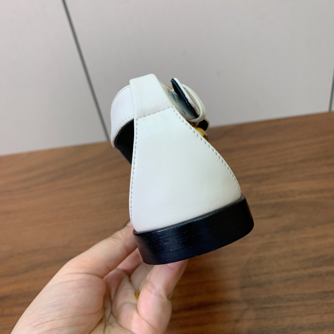 【Bal*ain】平底凉鞋。简约大气，鞋面羊京、牛皮。羊皮垫脚。意大利真皮大底。码数: 35-42（40
