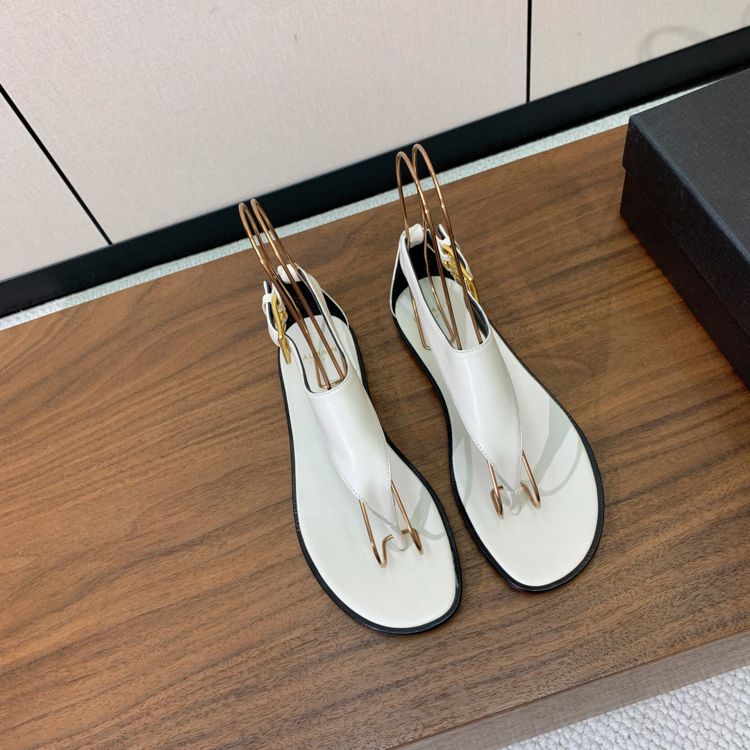 【Bal*ain】平底凉鞋。简约大气，鞋面羊京、牛皮。羊皮垫脚。意大利真皮大底。码数: 35-42（40