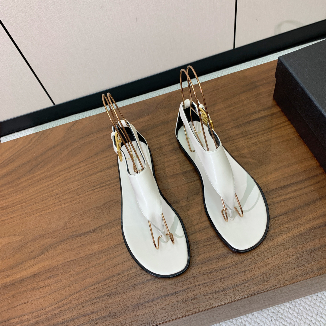 【Bal*ain】平底凉鞋。简约大气，鞋面羊京、牛皮。羊皮垫脚。意大利真皮大底。码数: 35-42（40