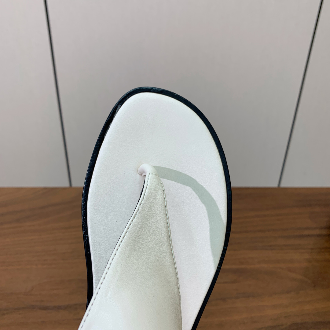 【Bal*ain】平底凉鞋。简约大气，鞋面羊京、牛皮。羊皮垫脚。意大利真皮大底。码数: 35-42（40