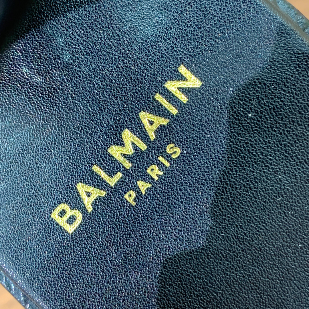 【Bal*ain】平底凉鞋。简约大气，鞋面羊京、牛皮。羊皮垫脚。意大利真皮大底。码数: 35-42（40
