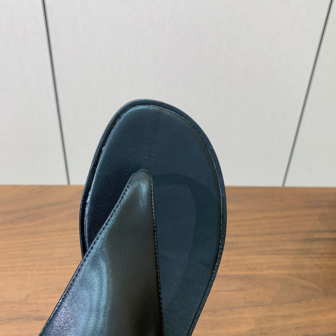 【Bal*ain】平底凉鞋。简约大气，鞋面羊京、牛皮。羊皮垫脚。意大利真皮大底。码数: 35-42（40