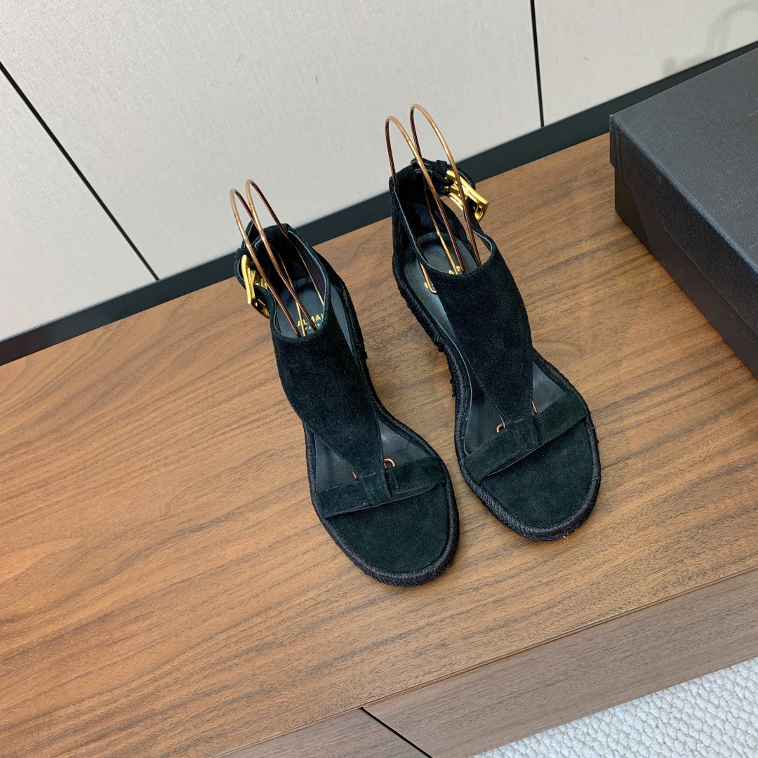 【Bal*ain】麻绳底凉鞋。简约大气，上脚秒变大长腿。鞋面羊京、牛皮。羊皮垫脚。意大利真皮大底。跟高1