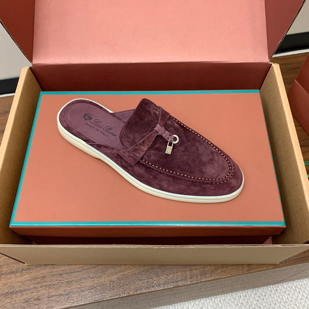 【Loro Piana】顶级版本半拖。原版一比一。品牌低调奢华柔软一贯纯色简约的设计风格。皮质柔软舒适度