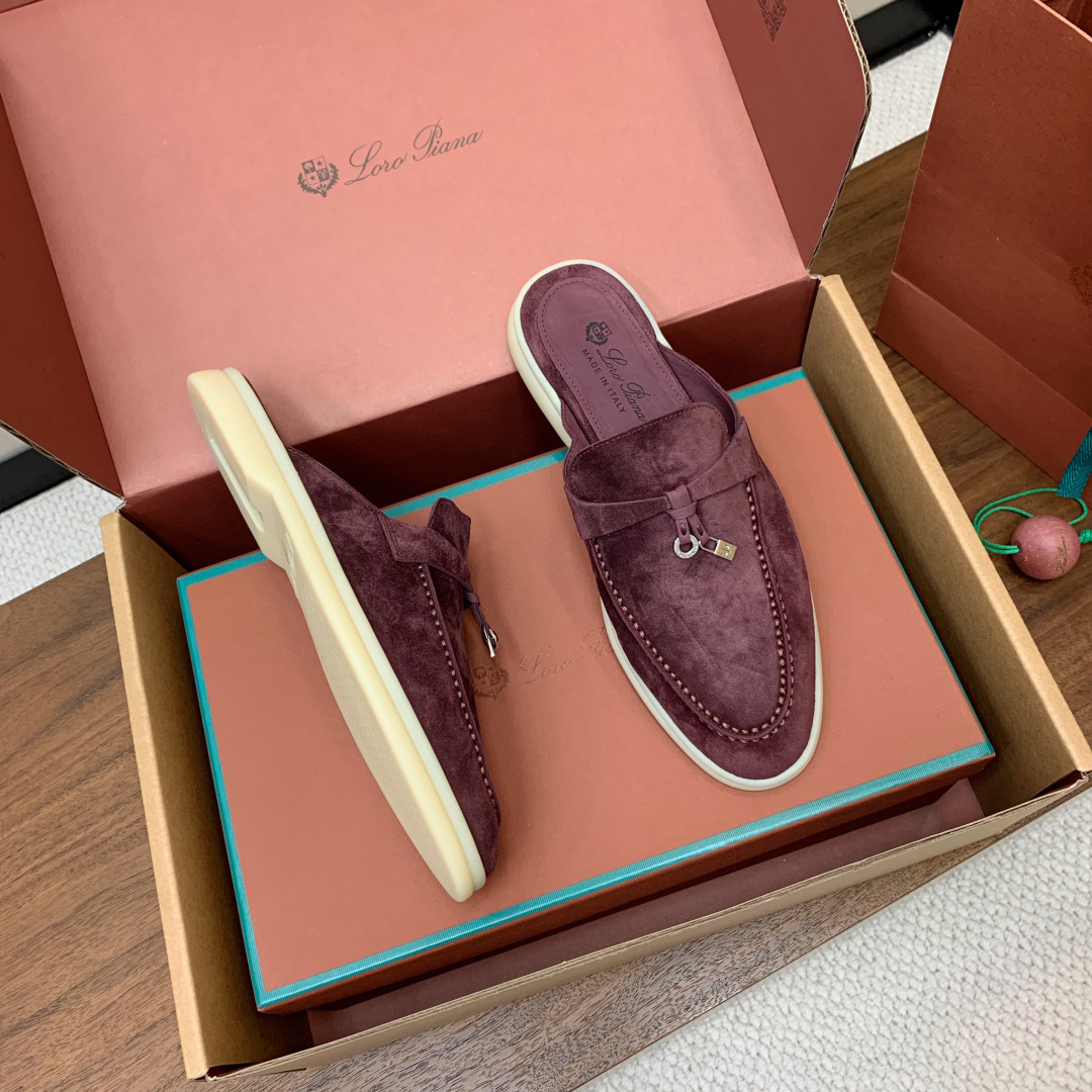 【Loro Piana】顶级版本半拖。原版一比一。品牌低调奢华柔软一贯纯色简约的设计风格。皮质柔软舒适度