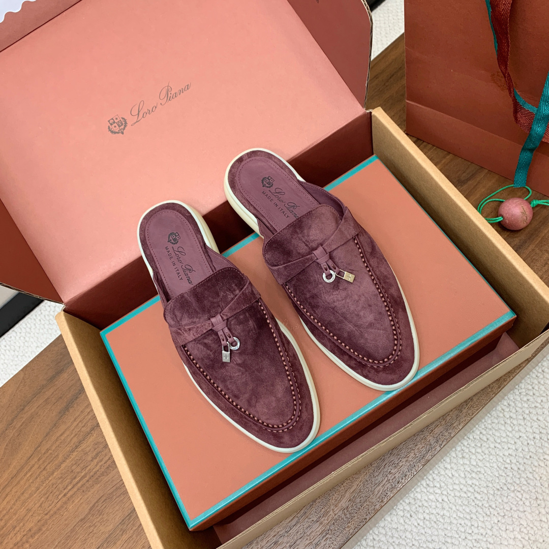 【Loro Piana】顶级版本半拖。原版一比一。品牌低调奢华柔软一贯纯色简约的设计风格。皮质柔软舒适度