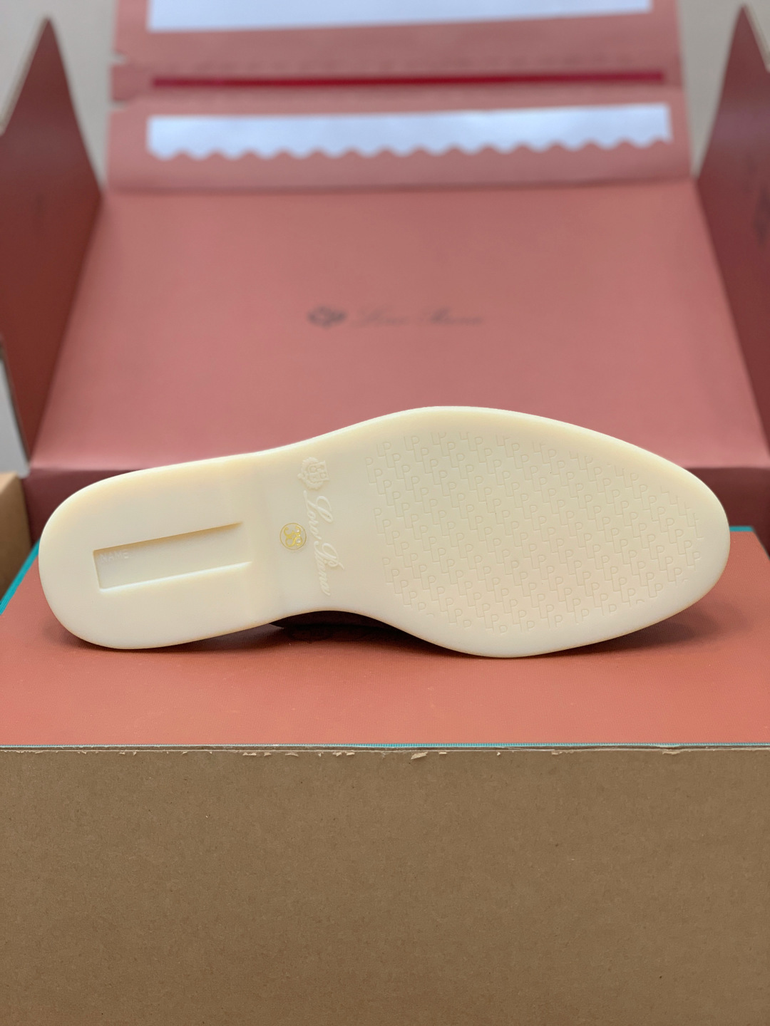 【Loro Piana】顶级版本半拖。原版一比一。品牌低调奢华柔软一贯纯色简约的设计风格。皮质柔软舒适度