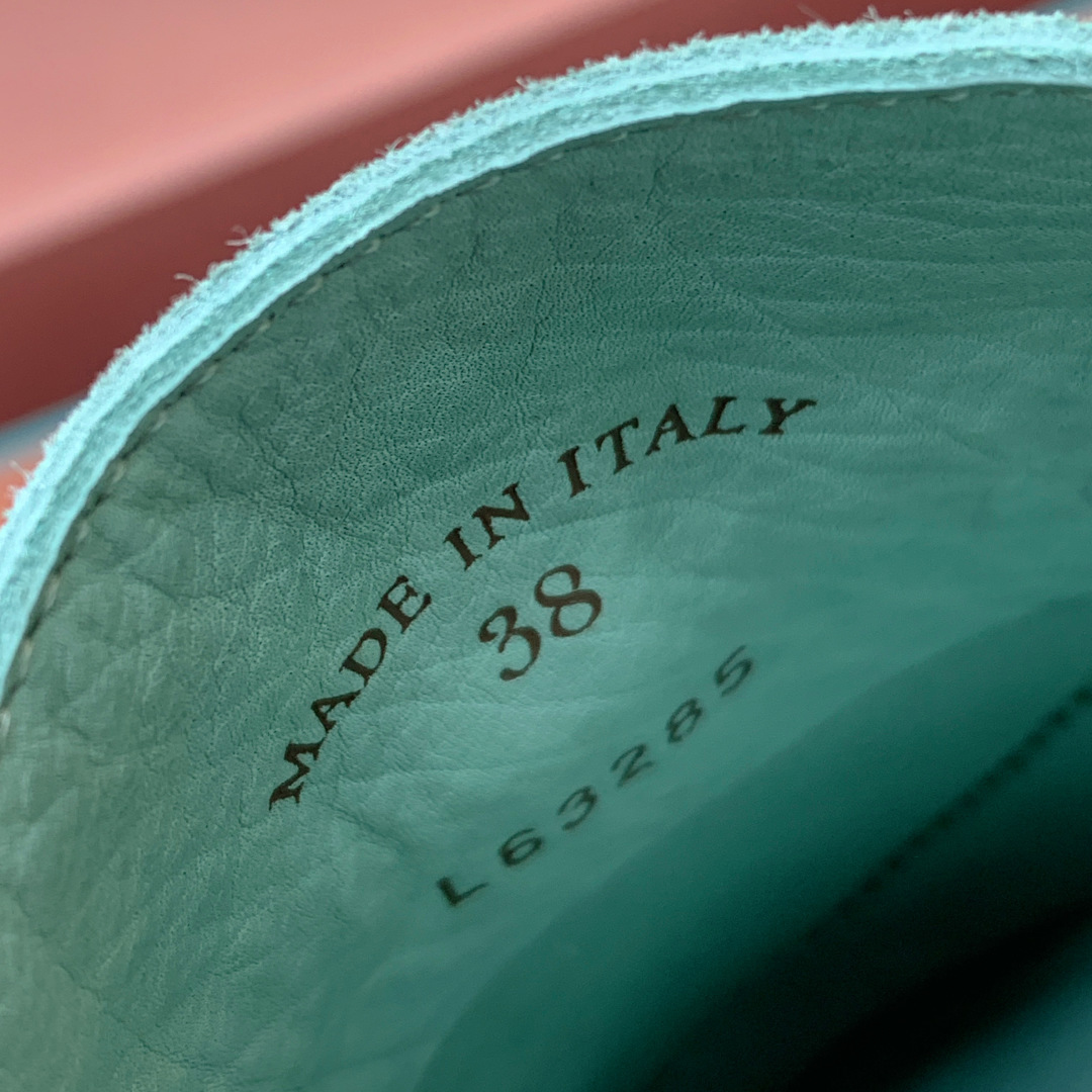 【Loro Piana】顶级版本半拖。原版一比一。品牌低调奢华柔软一贯纯色简约的设计风格。皮质柔软舒适度