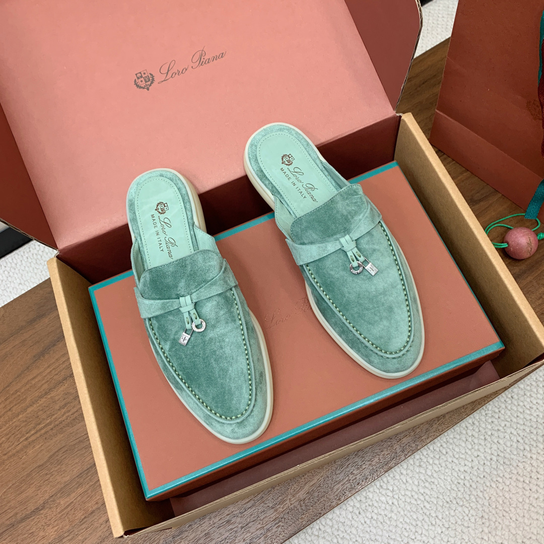 【Loro Piana】顶级版本半拖。原版一比一。品牌低调奢华柔软一贯纯色简约的设计风格。皮质柔软舒适度