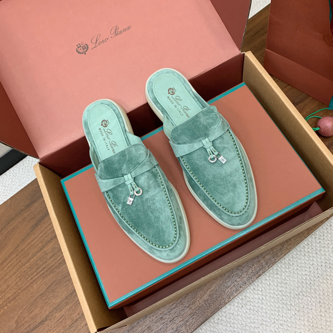 【Loro Piana】顶级版本半拖。原版一比一。品牌低调奢华柔软一贯纯色简约的设计风格。皮质柔软舒适度