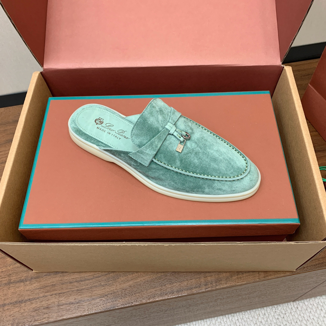【Loro Piana】顶级版本半拖。原版一比一。品牌低调奢华柔软一贯纯色简约的设计风格。皮质柔软舒适度