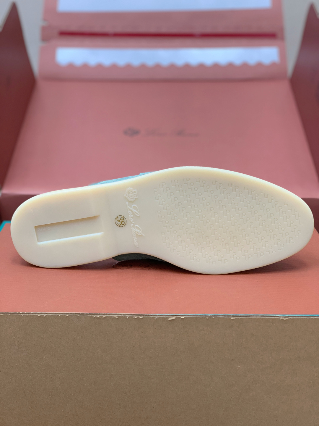 【Loro Piana】顶级版本半拖。原版一比一。品牌低调奢华柔软一贯纯色简约的设计风格。皮质柔软舒适度