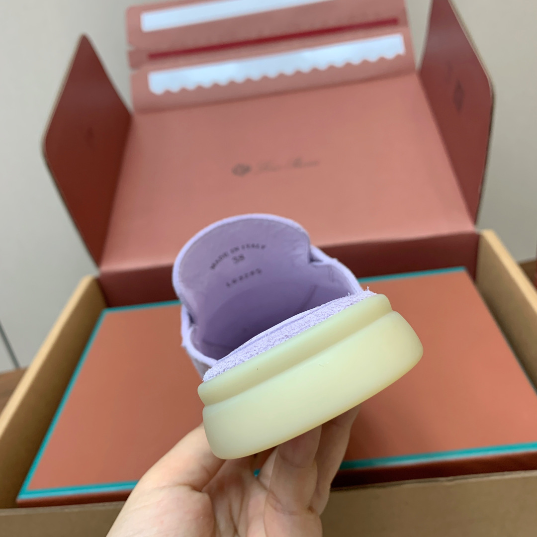 【Loro Piana】顶级版本半拖。原版一比一。品牌低调奢华柔软一贯纯色简约的设计风格。皮质柔软舒适度