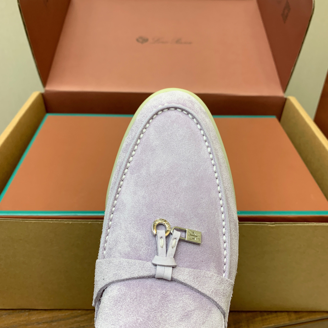 【Loro Piana】顶级版本半拖。原版一比一。品牌低调奢华柔软一贯纯色简约的设计风格。皮质柔软舒适度