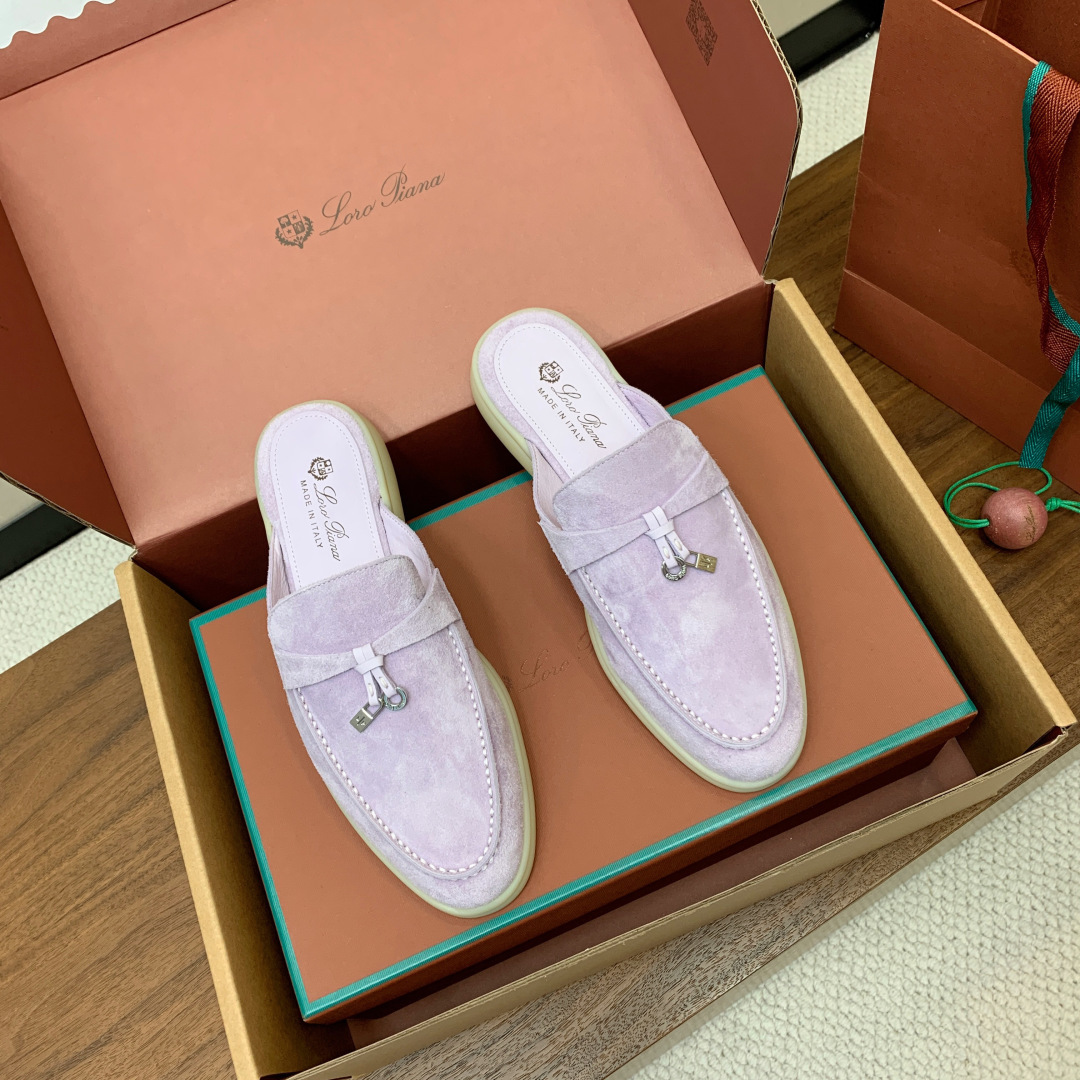 【Loro Piana】顶级版本半拖。原版一比一。品牌低调奢华柔软一贯纯色简约的设计风格。皮质柔软舒适度