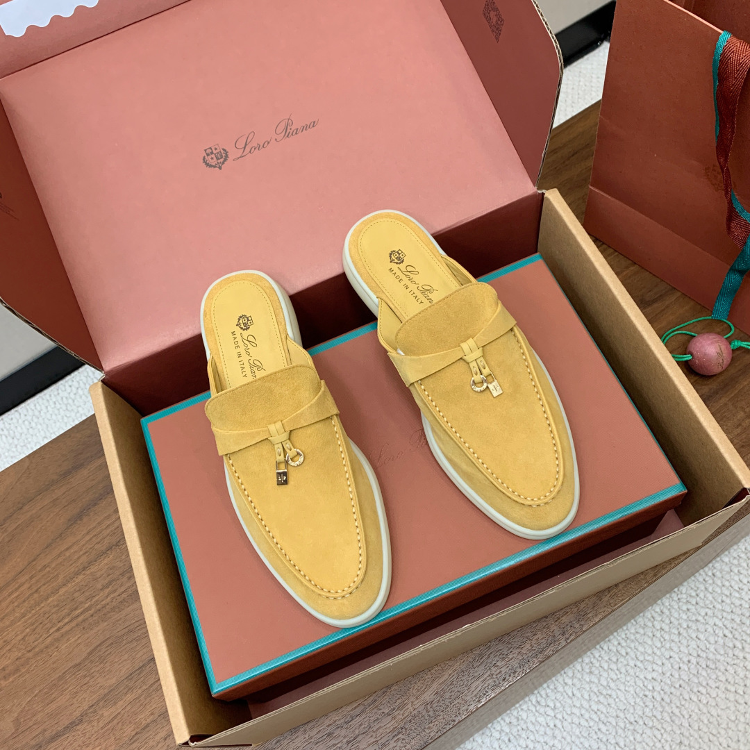 【Loro Piana】顶级版本半拖。原版一比一。品牌低调奢华柔软一贯纯色简约的设计风格。皮质柔软舒适度