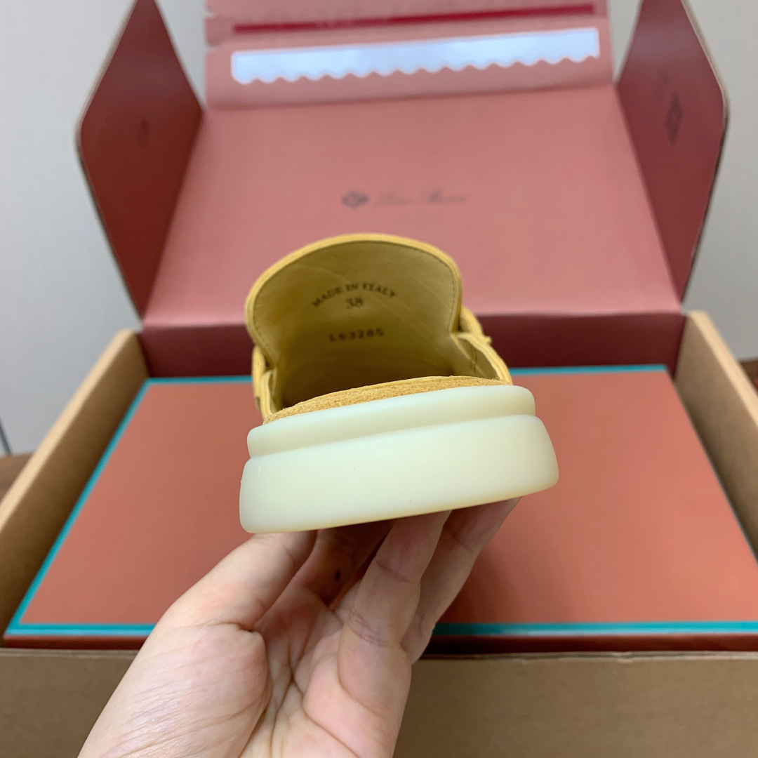 【Loro Piana】顶级版本半拖。原版一比一。品牌低调奢华柔软一贯纯色简约的设计风格。皮质柔软舒适度