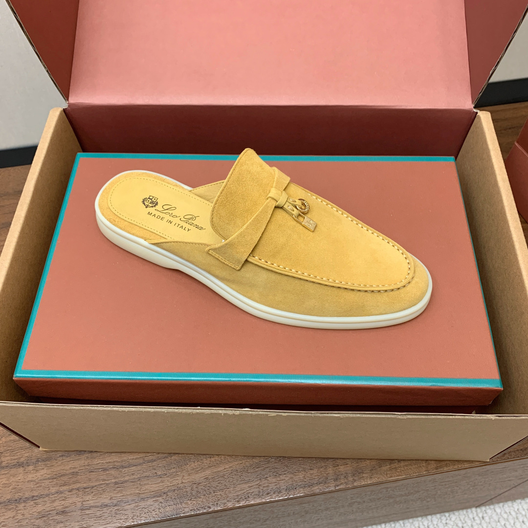 【Loro Piana】顶级版本半拖。原版一比一。品牌低调奢华柔软一贯纯色简约的设计风格。皮质柔软舒适度