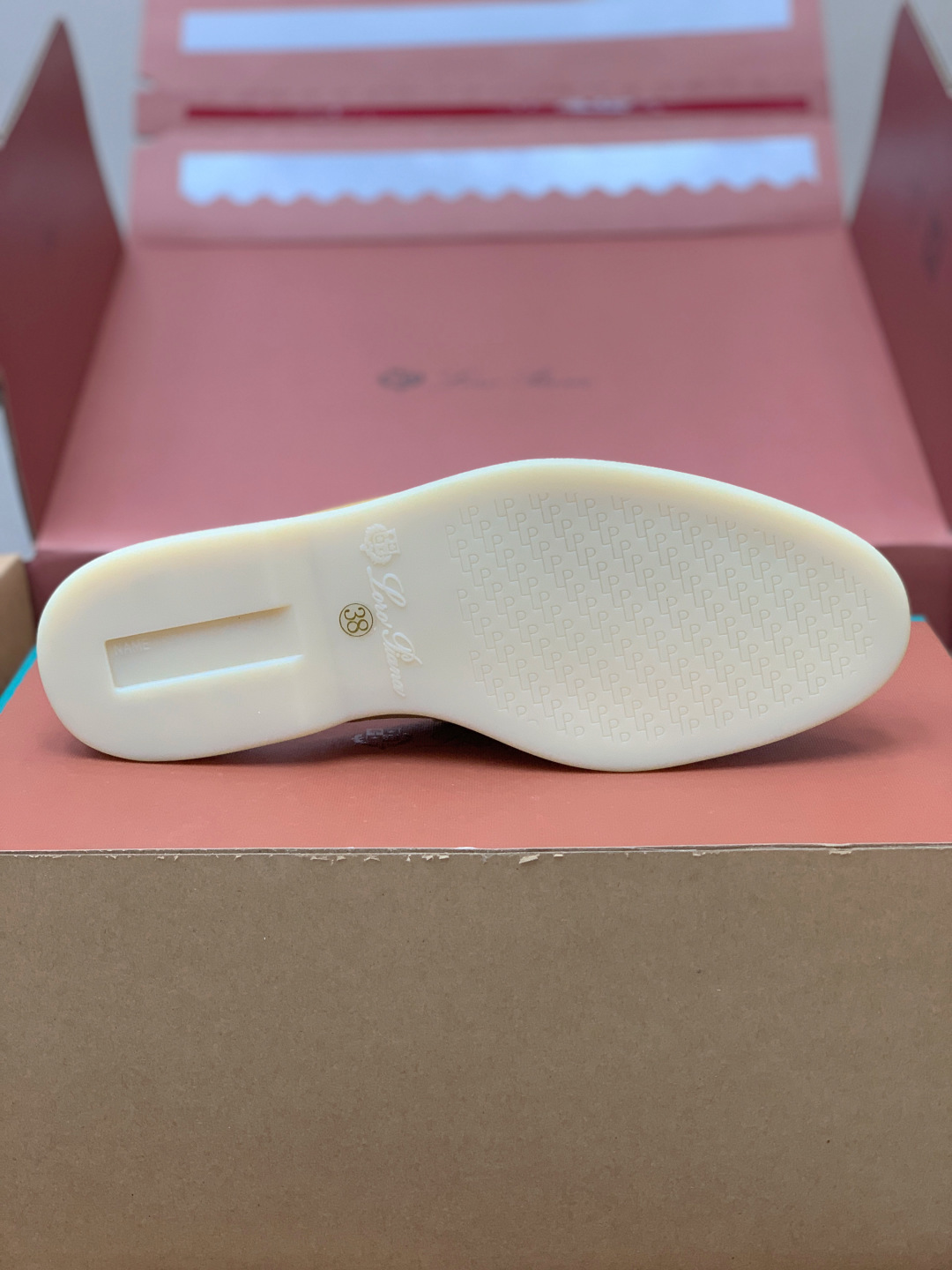【Loro Piana】顶级版本半拖。原版一比一。品牌低调奢华柔软一贯纯色简约的设计风格。皮质柔软舒适度