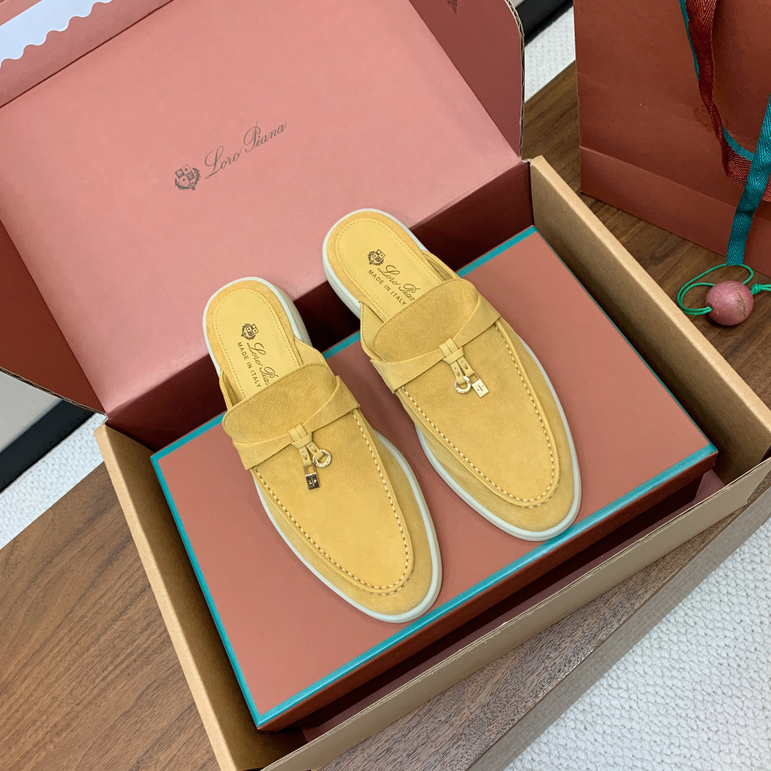 【Loro Piana】顶级版本半拖。原版一比一。品牌低调奢华柔软一贯纯色简约的设计风格。皮质柔软舒适度