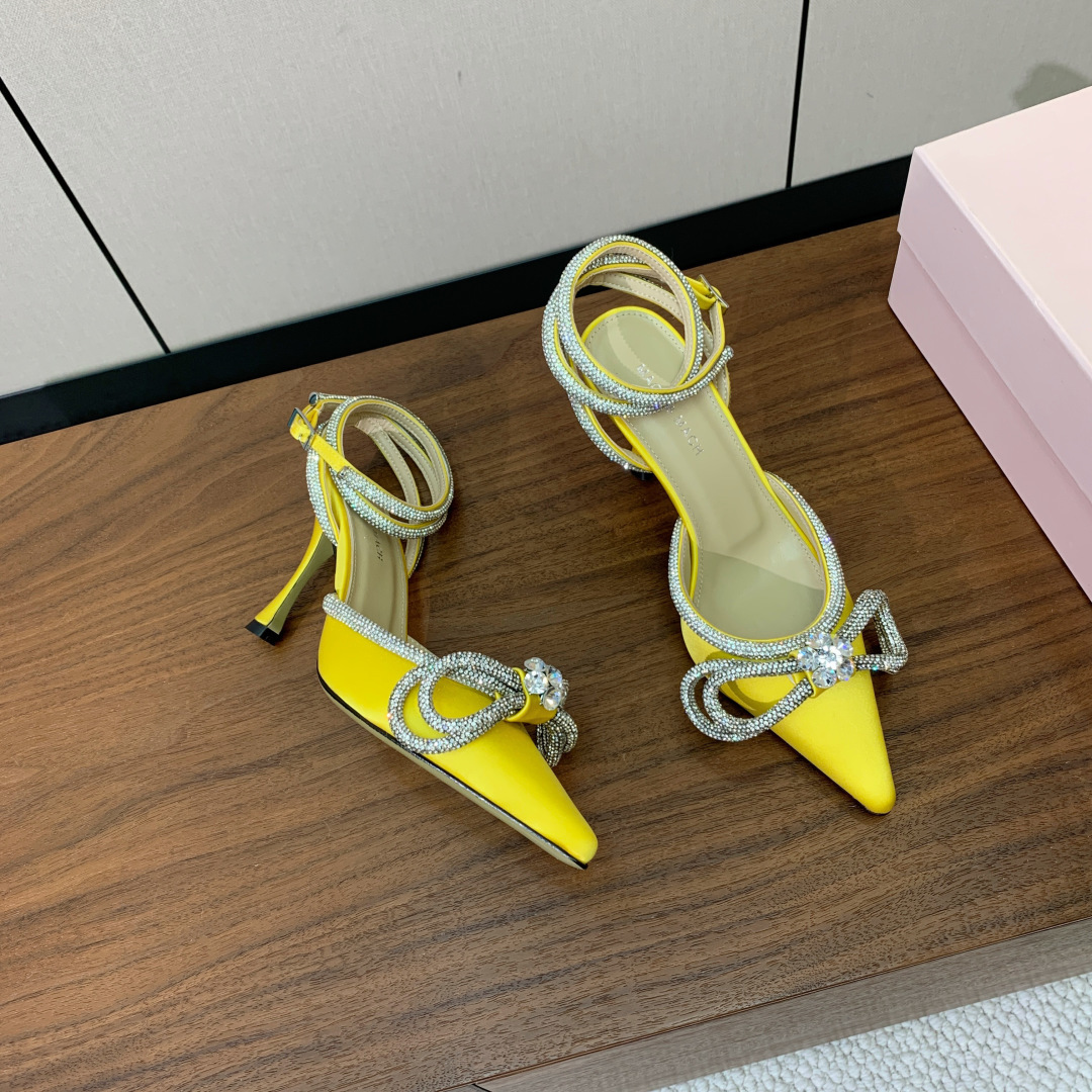 【Mach＆Mach】钻链单鞋。可咸可甜，随意搭配，美到极致。鞋面真丝、格利特。羊皮内里及垫脚。真皮大底