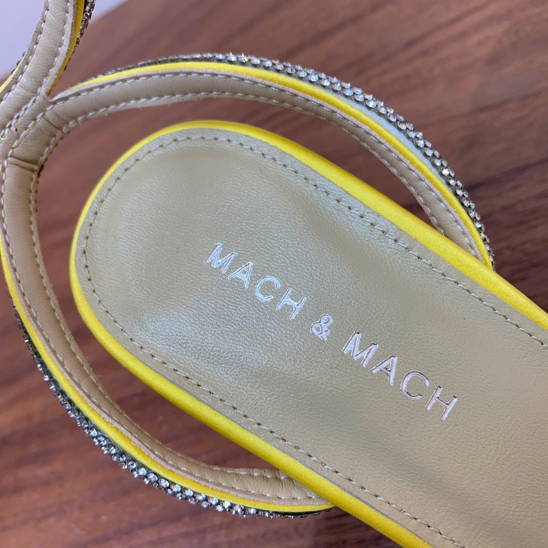 【Mach＆Mach】钻链单鞋。可咸可甜，随意搭配，美到极致。鞋面真丝、格利特。羊皮内里及垫脚。真皮大底