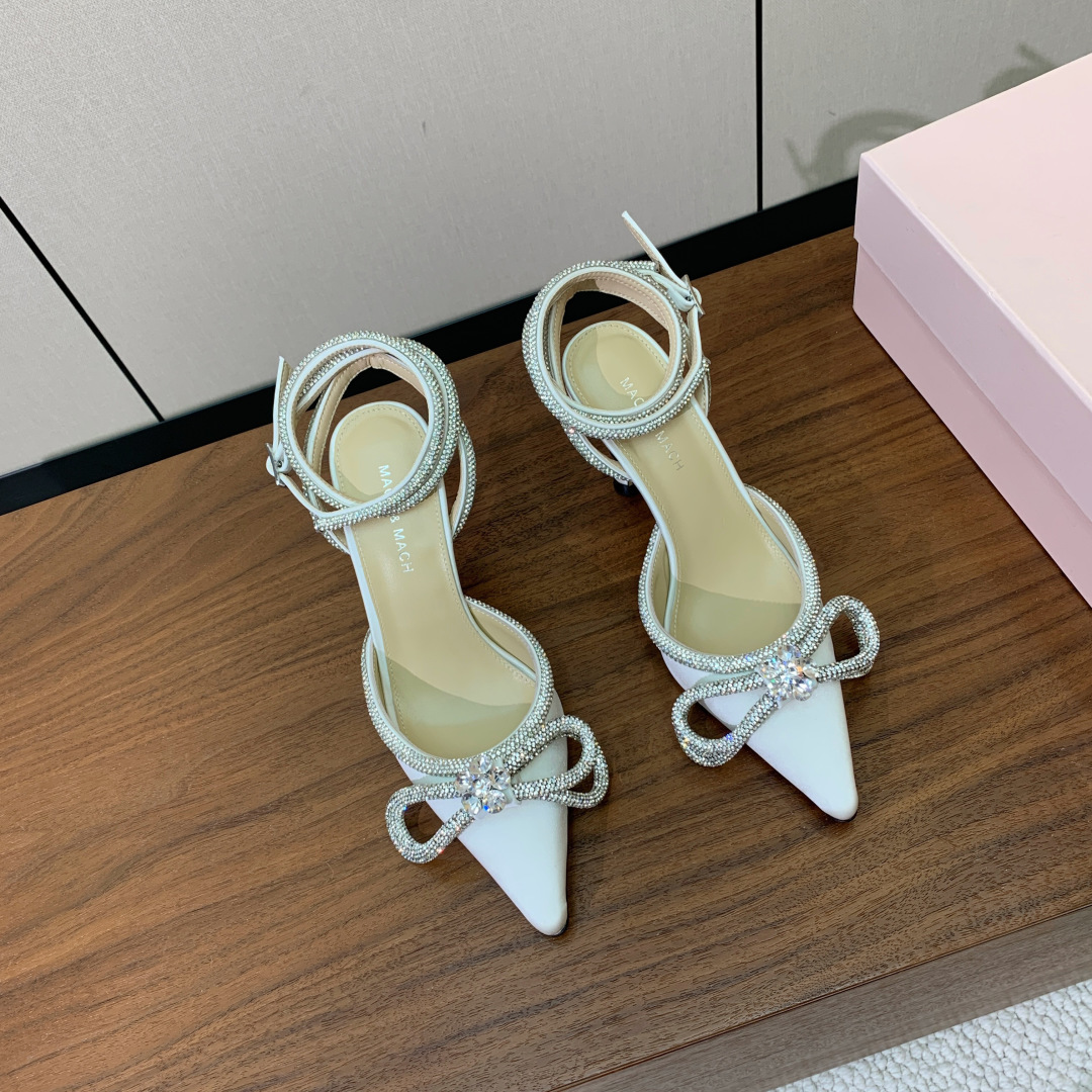 【Mach＆Mach】钻链单鞋。可咸可甜，随意搭配，美到极致。鞋面真丝、格利特。羊皮内里及垫脚。真皮大底