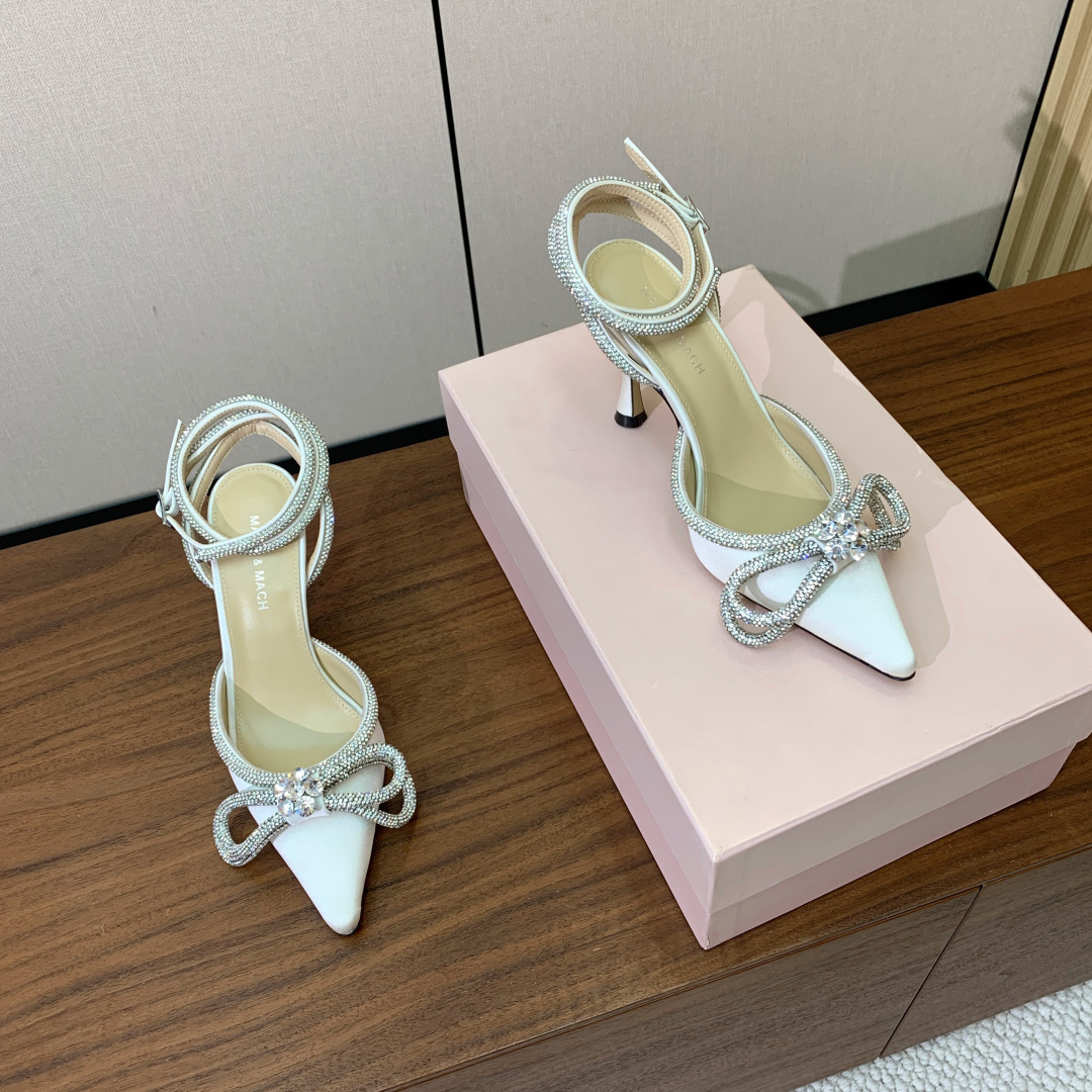 【Mach＆Mach】钻链单鞋。可咸可甜，随意搭配，美到极致。鞋面真丝、格利特。羊皮内里及垫脚。真皮大底