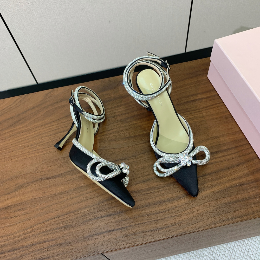 【Mach＆Mach】钻链单鞋。可咸可甜，随意搭配，美到极致。鞋面真丝、格利特。羊皮内里及垫脚。真皮大底