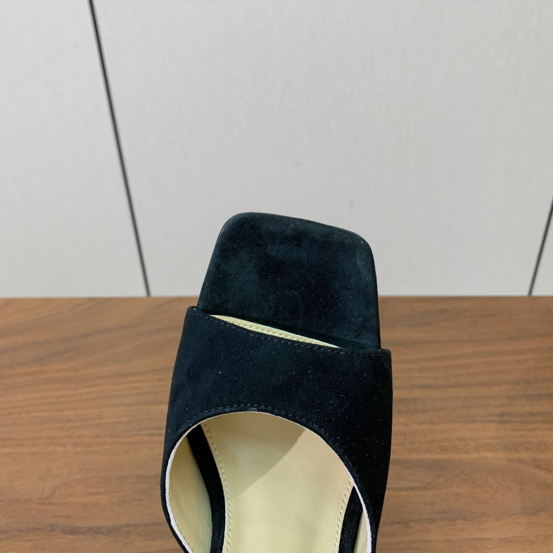 【Mach＆Mach】方头拖鞋。简约时尚。鞋面羊京、牛皮。羊皮内里及垫脚。真皮大底。跟高9.5cm码数：