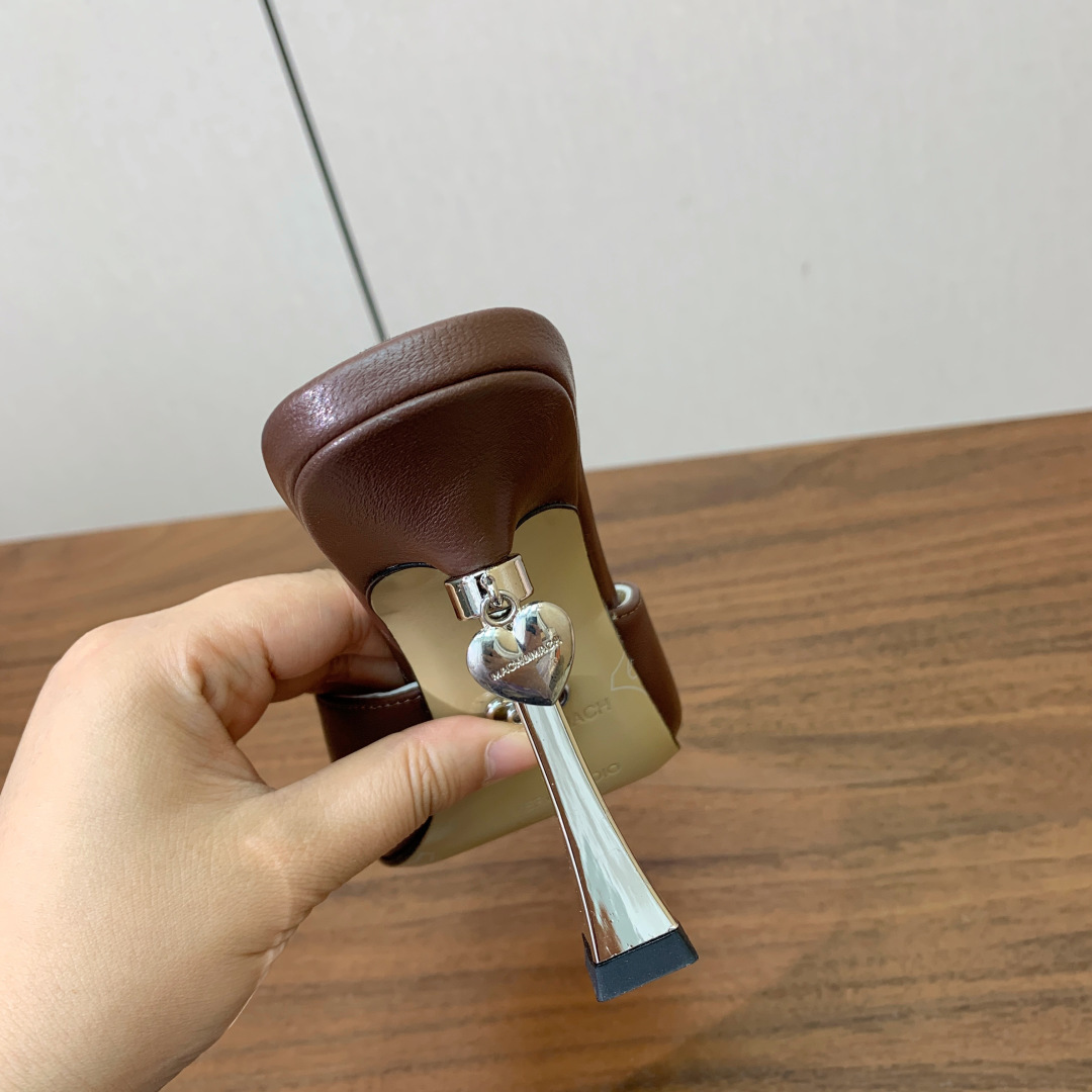 【Mach＆Mach】方头拖鞋。简约时尚。鞋面羊京、牛皮。羊皮内里及垫脚。真皮大底。跟高9.5cm码数：