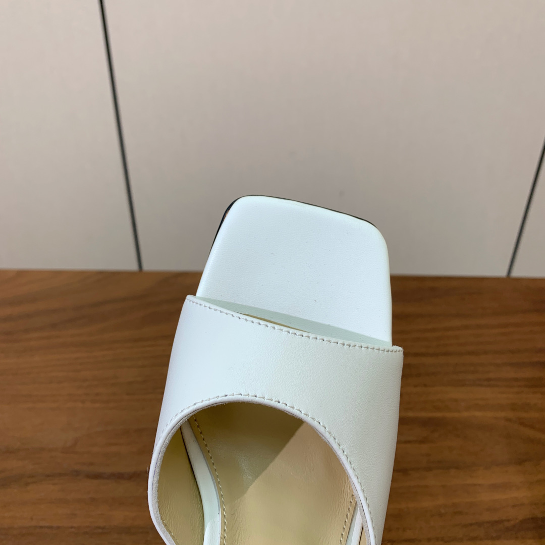 【Mach＆Mach】方头拖鞋。简约时尚。鞋面羊京、牛皮。羊皮内里及垫脚。真皮大底。跟高9.5cm码数：
