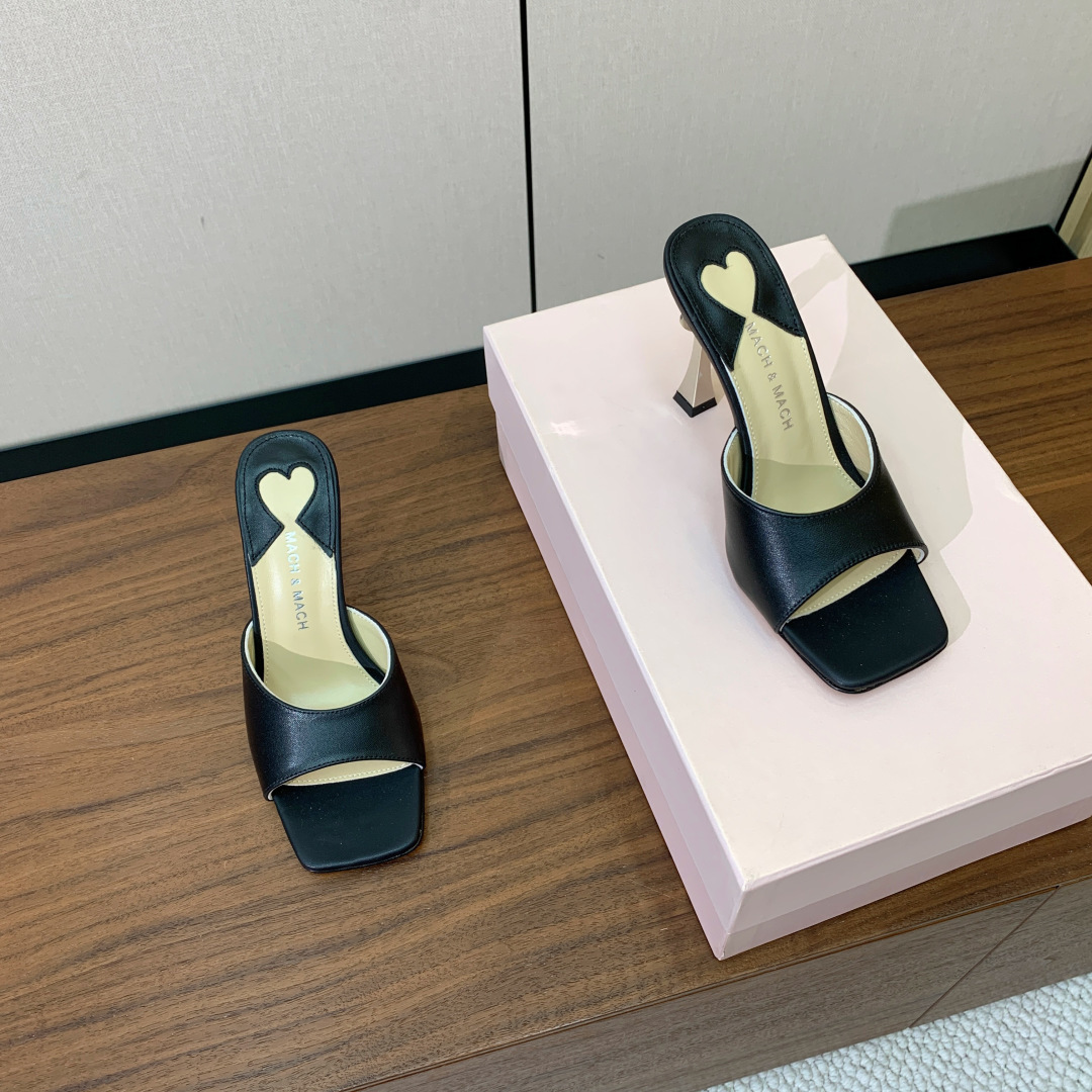 【Mach＆Mach】方头拖鞋。简约时尚。鞋面羊京、牛皮。羊皮内里及垫脚。真皮大底。跟高9.5cm码数：