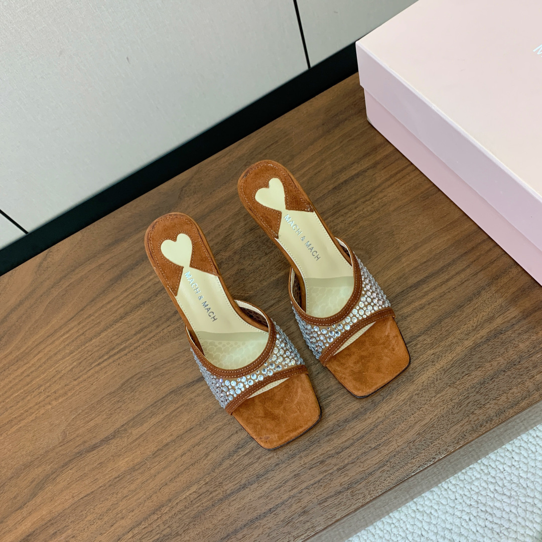 【Mach＆Mach】方头烫钻拖鞋。简约时尚。鞋面羊京、牛皮烫钻。羊皮内里及垫脚。真皮大底。跟高9.5c