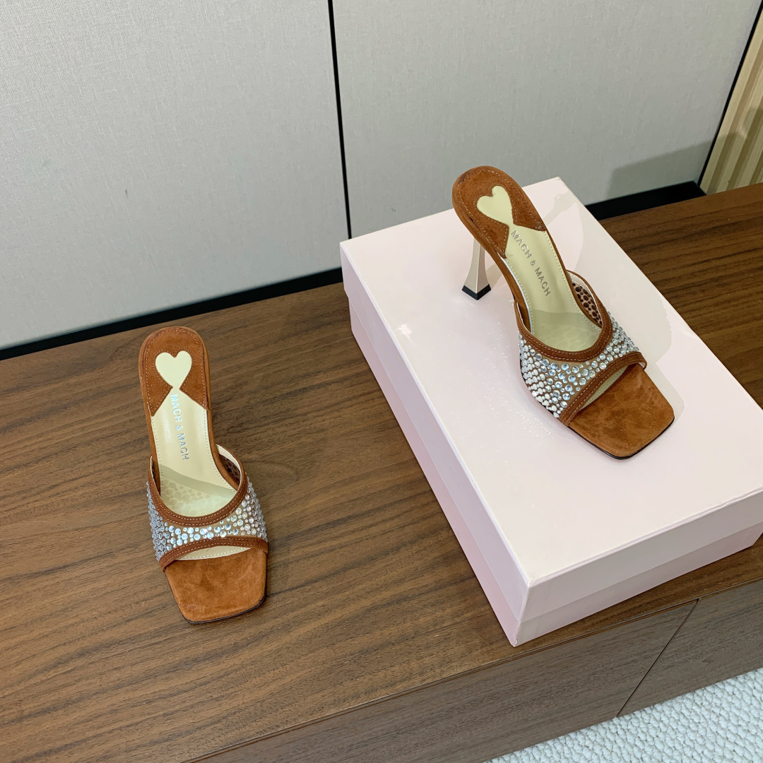 【Mach＆Mach】方头烫钻拖鞋。简约时尚。鞋面羊京、牛皮烫钻。羊皮内里及垫脚。真皮大底。跟高9.5c