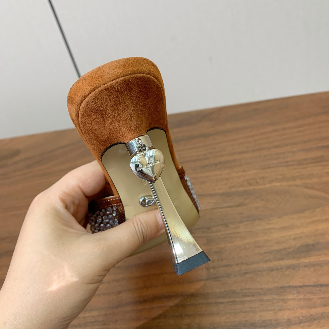 【Mach＆Mach】方头烫钻拖鞋。简约时尚。鞋面羊京、牛皮烫钻。羊皮内里及垫脚。真皮大底。跟高9.5c