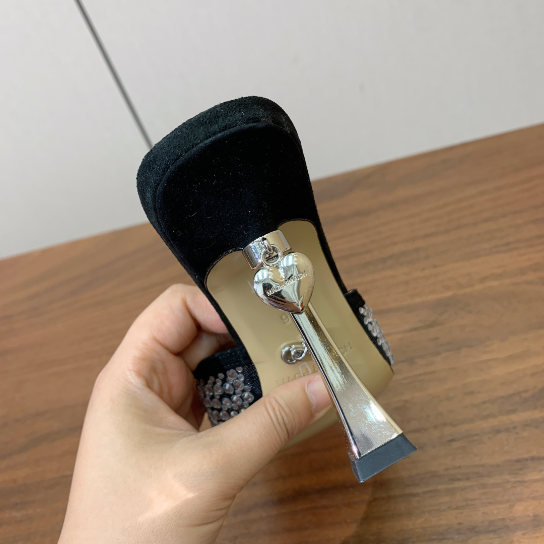 【Mach＆Mach】方头烫钻拖鞋。简约时尚。鞋面羊京、牛皮烫钻。羊皮内里及垫脚。真皮大底。跟高9.5c