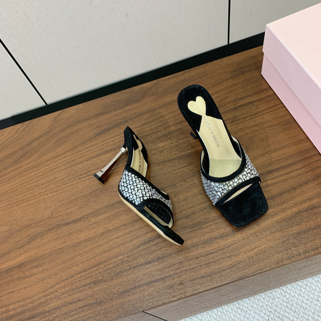 【Mach＆Mach】方头烫钻拖鞋。简约时尚。鞋面羊京、牛皮烫钻。羊皮内里及垫脚。真皮大底。跟高9.5c